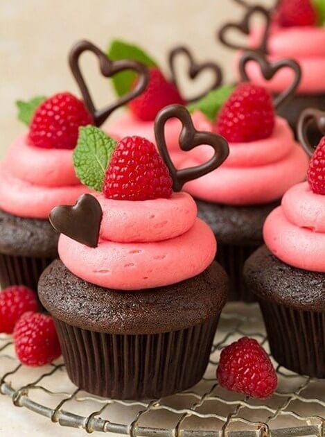 Chocolate Cup cakes with Berry Frosting - diamond-painting-bliss.myshopify.com