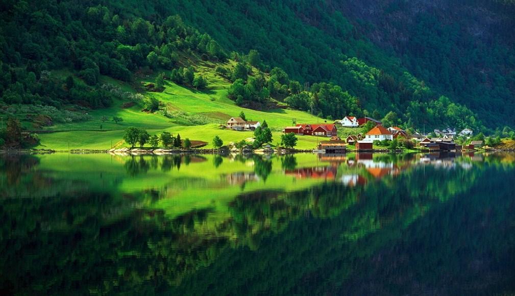 Amazing Green Valley Diamond Painting - diamond-painting-bliss.myshopify.com